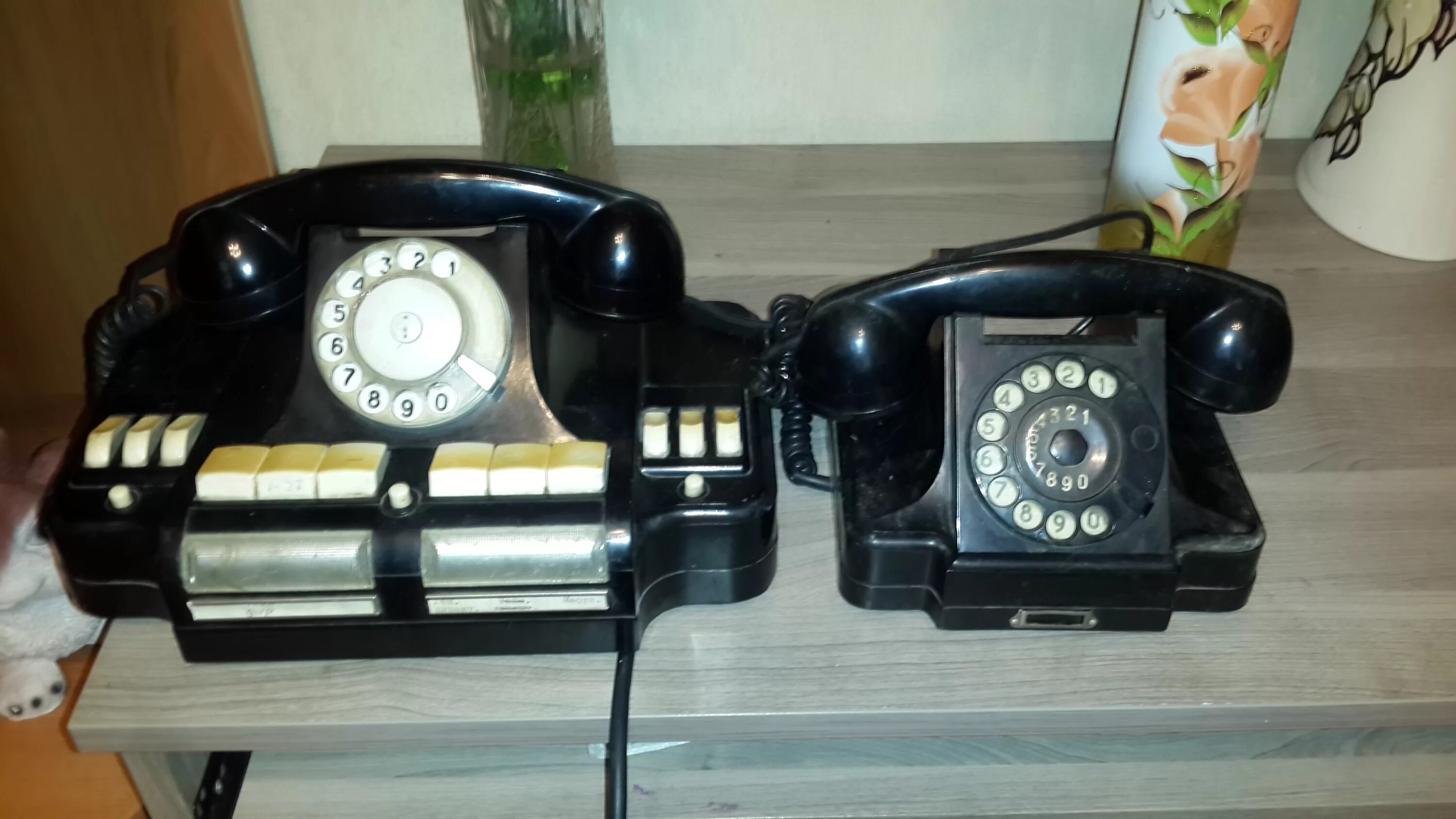 Старинный телефонный аппарат. Раритетный телефон. Телефон СССР. Старые раритеты телефонов. Первые телефоны в ссср