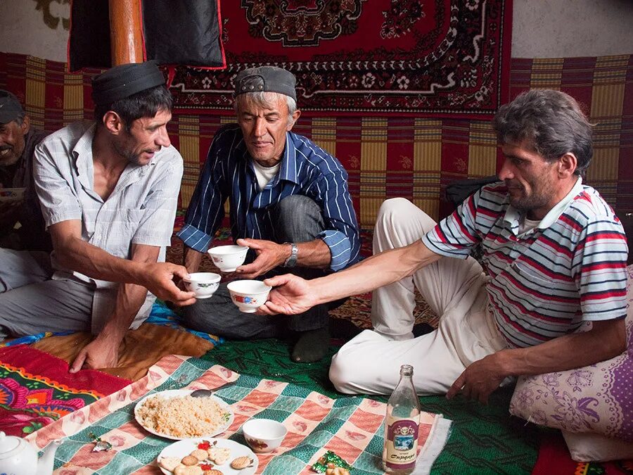 Мусульманские рыбы. Быт таджиков. Таджики за столом. Мусульмане за столом. Таджикские предметы быта.