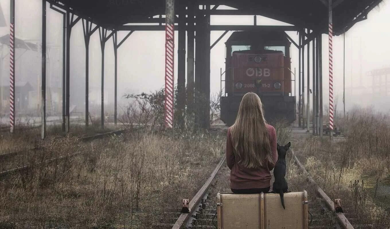 Возникнуть никуда. Чемодан на рельсах. Девушка с чемоданом у поезда. Уходящий поезд. Девушка с чемоданом на дороге.