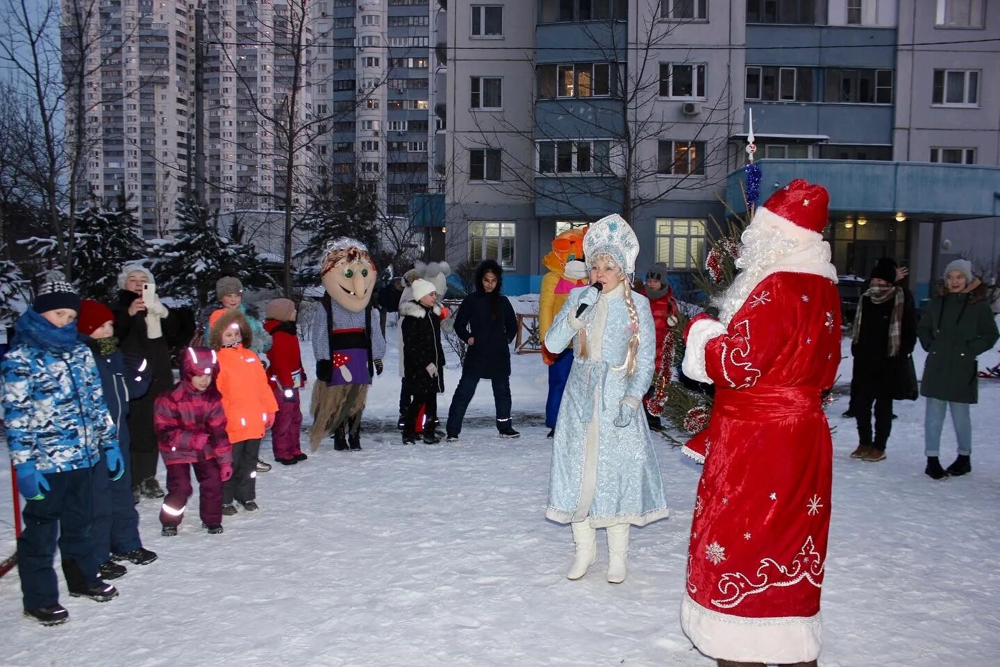 праздник во дворе новый год. празднование нового года во дворе. новогодний праздник во дворе. уличный зимний праздник двора на новый год. елка во дворе многоквартирного дома.