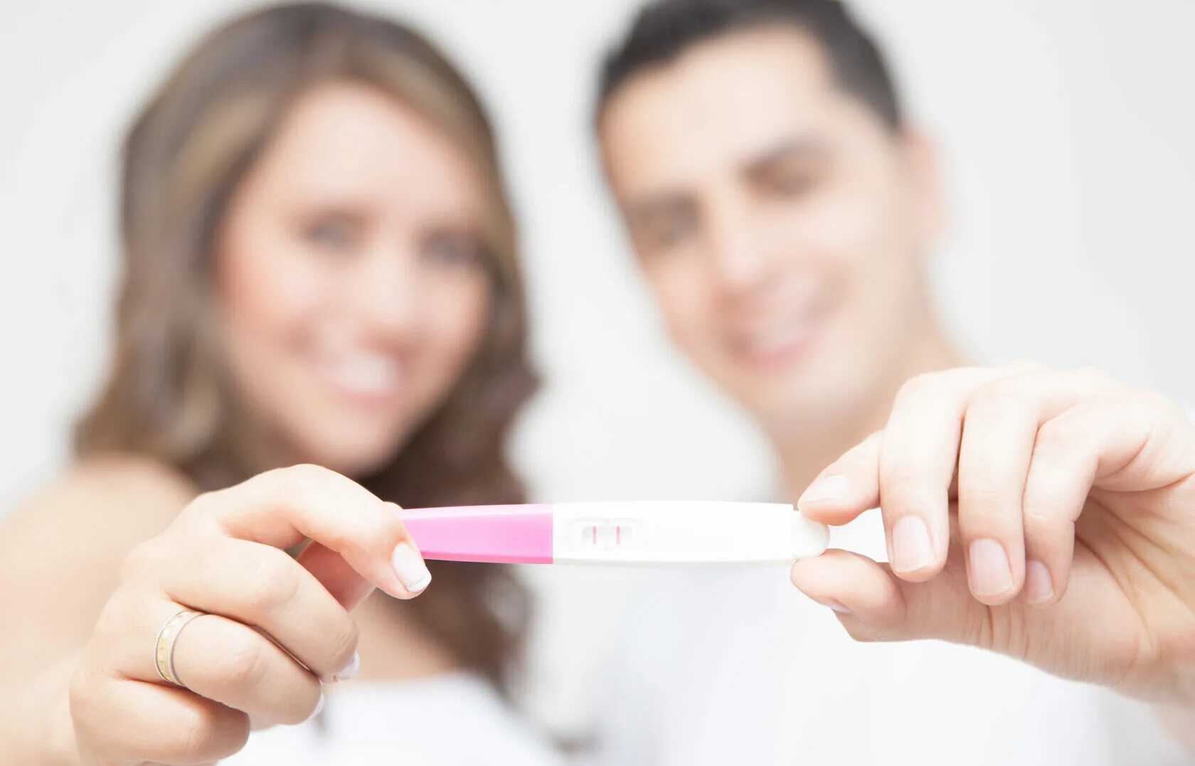 Тест на беременность. Женщина с тестом на беременность. Тест на беременность фото. Фотосессия с тестом на беременность. Желание забеременеть