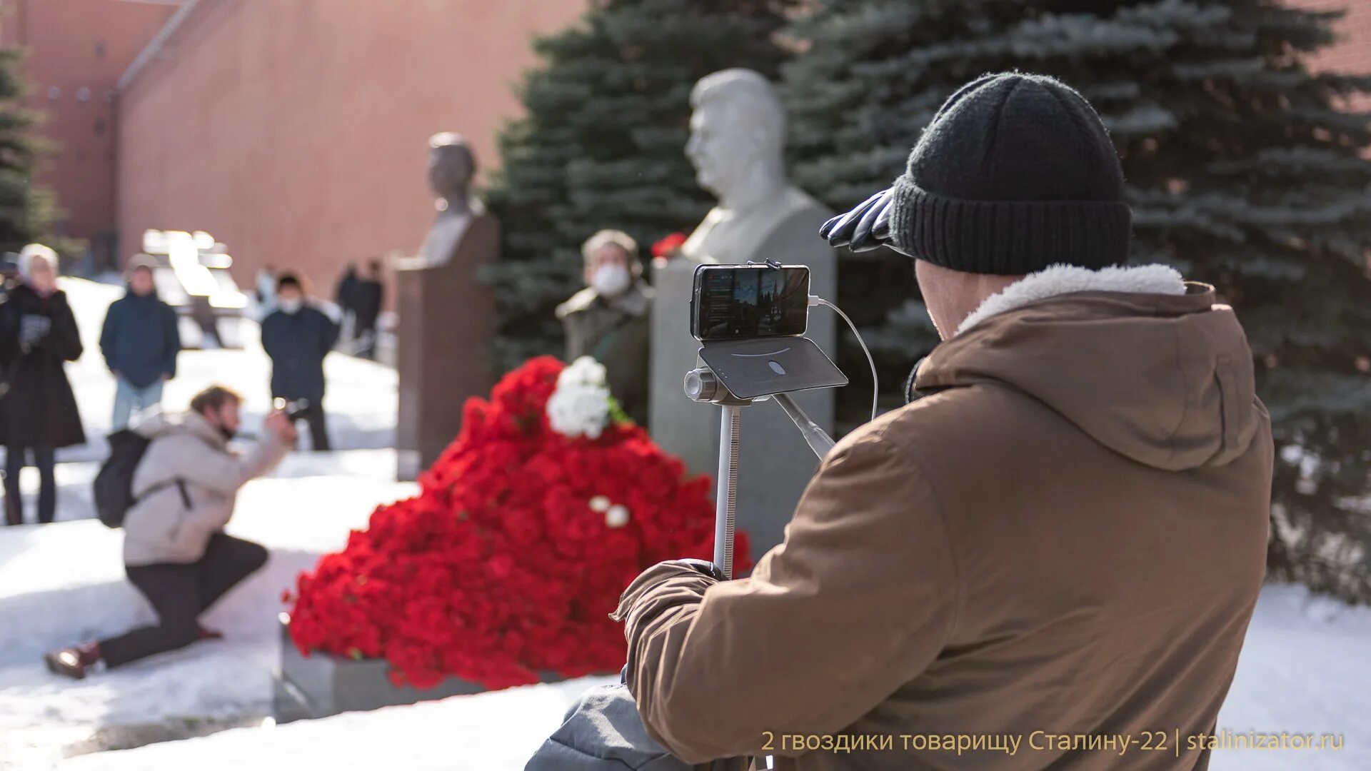 Гвоздики для сталина. Две гвоздики для товарища Сталина 2023. Две гвоздики для товарища Сталина. Возложение цветов к могиле Сталина.