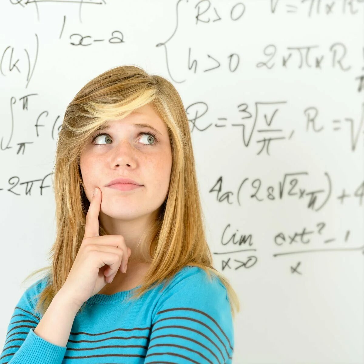 В 1 класс поступает 45 человек. Подросток думает. Подростки математики. Девочка думает. Математика для подростков.
