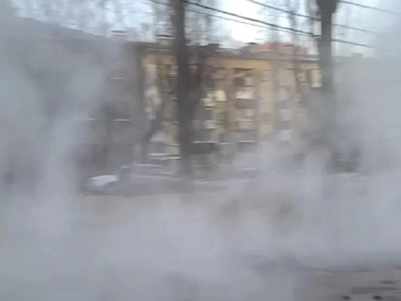 Липецк прорыв теплотрассы. Прорыв отопления. теплотрасса кран прорвало. теплотрасса в школе.