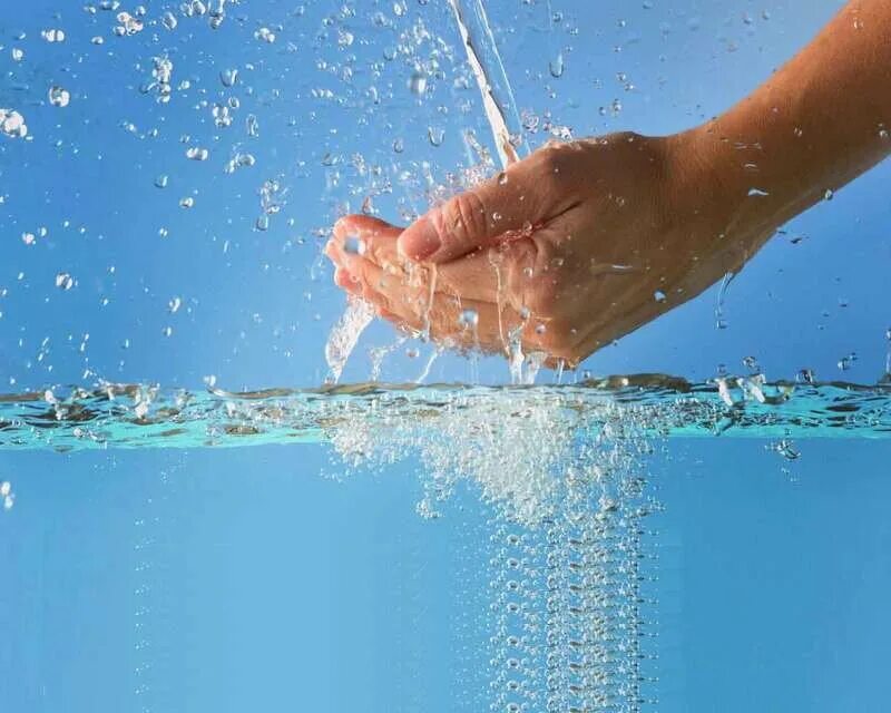 Горячая вода для здоровья. Освежись в жару. Жара вода. Лето жара вода. Вода в жару.