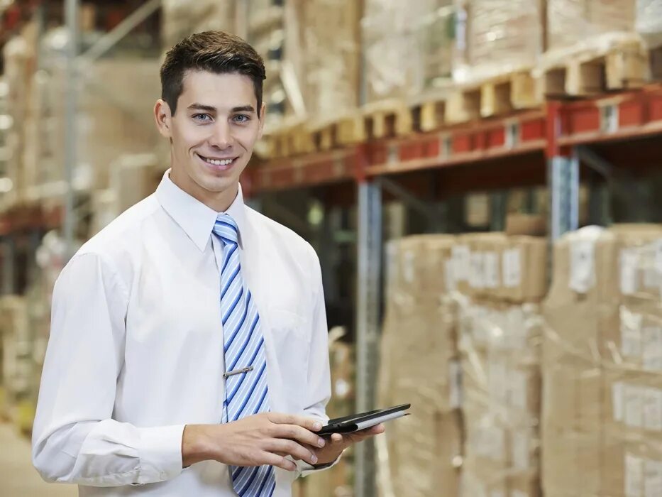 Бизнесмен на складе. Кладовщик на складе. Работа логистом в краснодаре. Логистический центр яндекс маркет. Работа логистом в краснодаре.