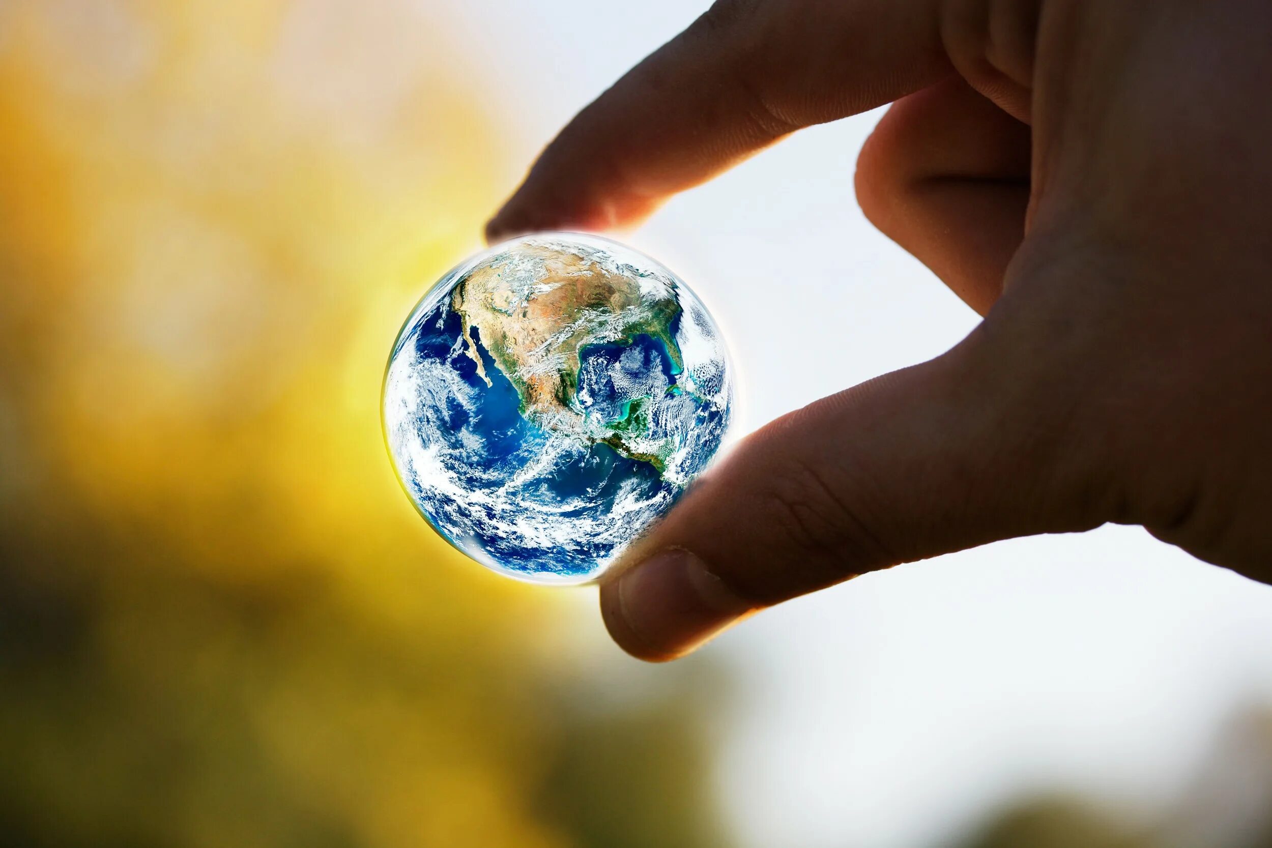 Беседа планета земля. Земной шар в руках. Планета земля в руках. Планета в руках. Земной шарик.