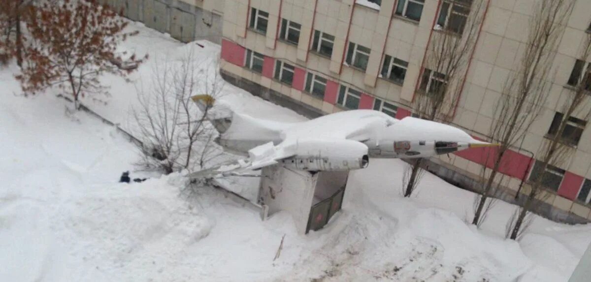 Беспилотник в уфе упал в черниковке. Самолет из снега. Статуя самолет в Снежном. Занесенные снегом самолеты. Як 28 памятник в Черниковке.