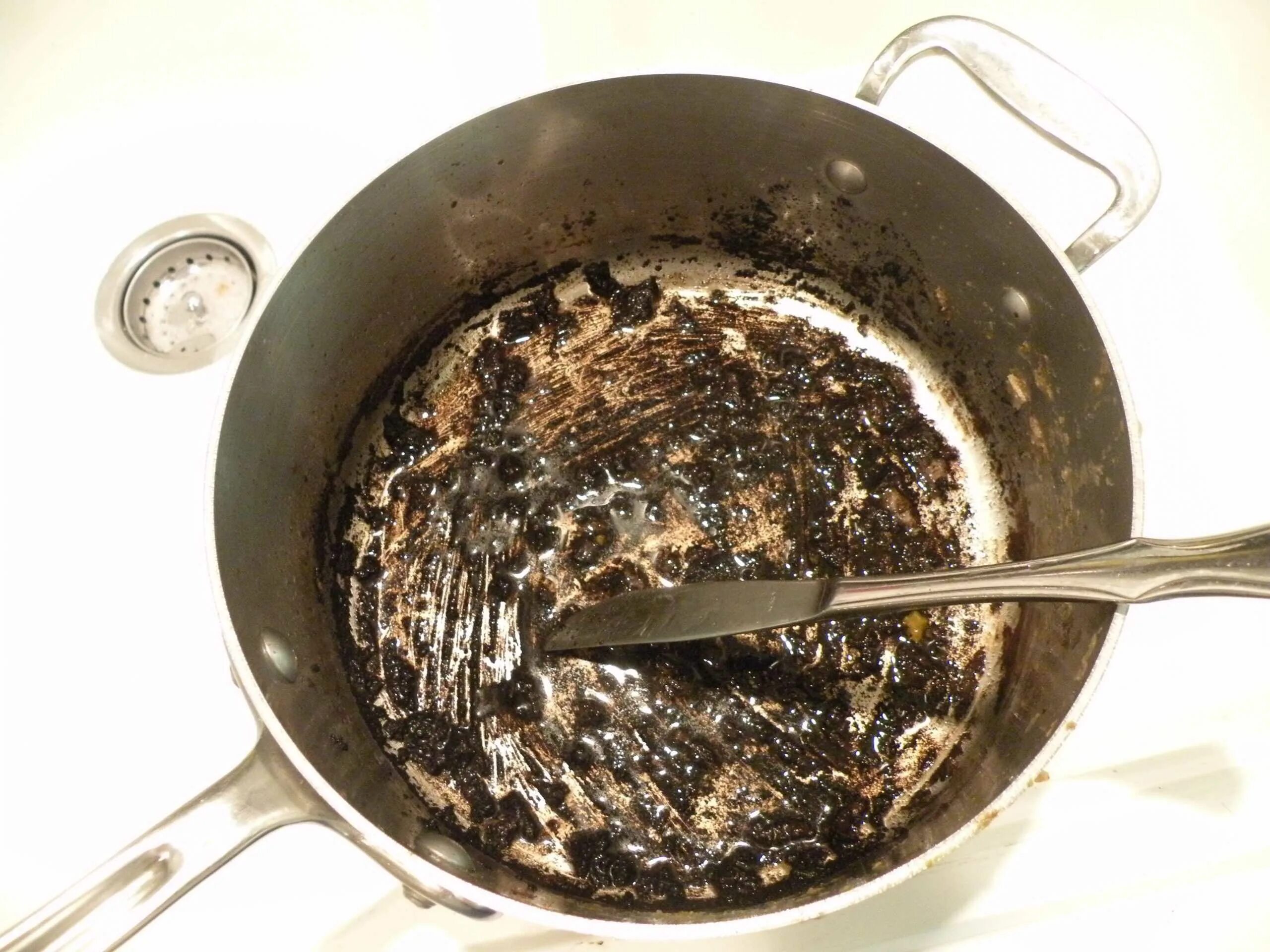 Очистить сковороду от сильного нагара в домашних. Горелая кастрюля. Подгорела кастрюля. Сгоревшая кастрюля. Пригоревшее дно кастрюли.