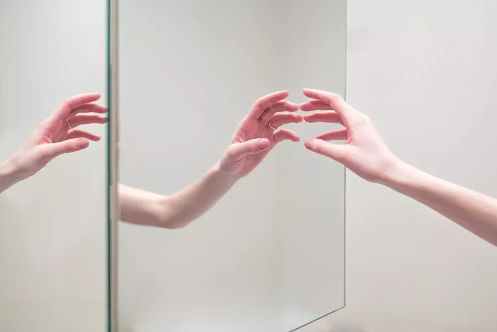 It s my hands. Отражение в зеркале Эстетика. Рука в зеркале Эстетика. Отражение руки в зеркале. Зеркало в руке.