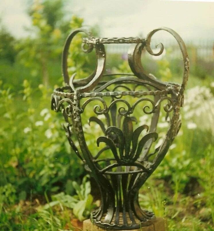 Кованая ваза для цветов на кладбище. Кованая ваза. Кованые вазоны. Кованые вазоны для цветов. Кованая ваза для цветов.
