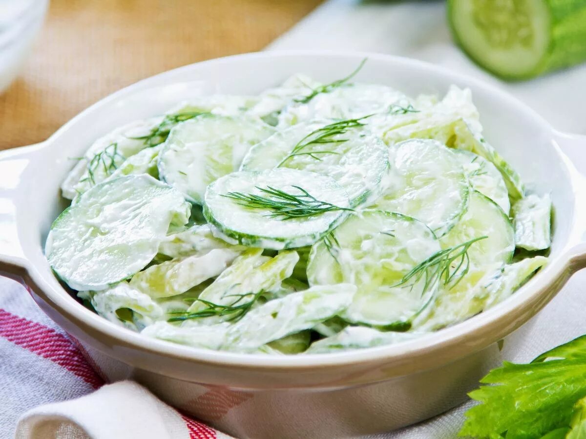 Рецепт со свежими огурцами. Салат со свежим огурцом. Салат с огурцами. Рецепт со свежими огурцами. Салат из огурцов.