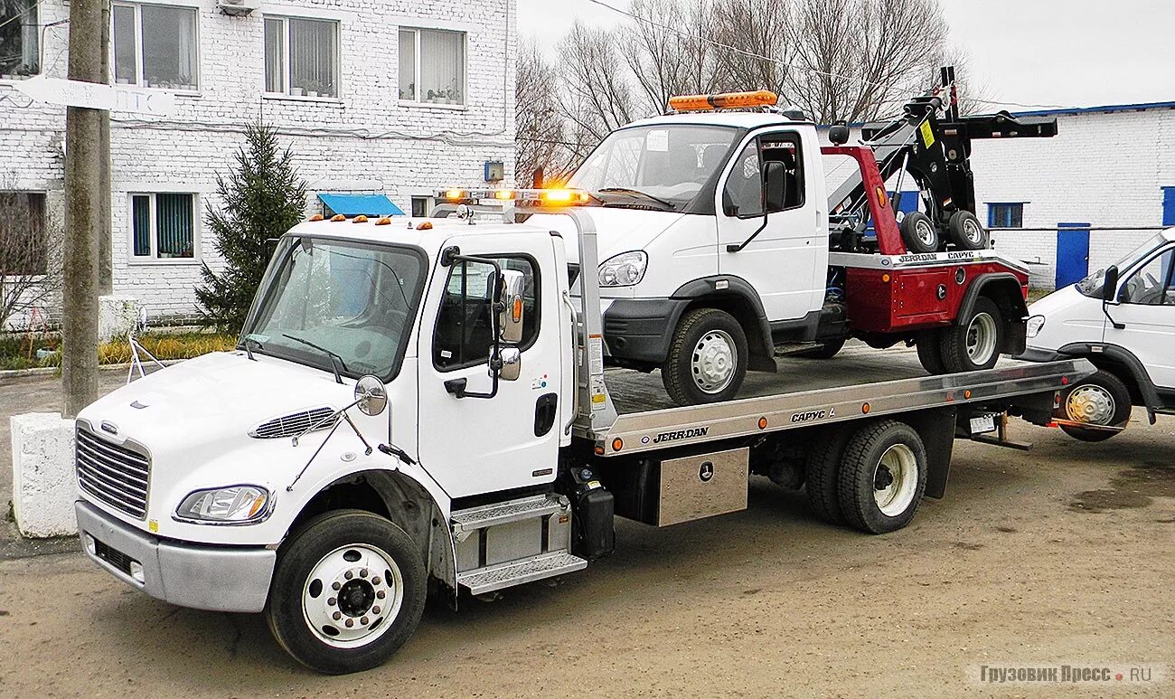 Эвакуатор юго запад автосос. Freightliner m2 эвакуатор. International 4300 эвакуатор. Jerr dan эвакуаторы. Грузовой эвакуатор Фредлайнер.