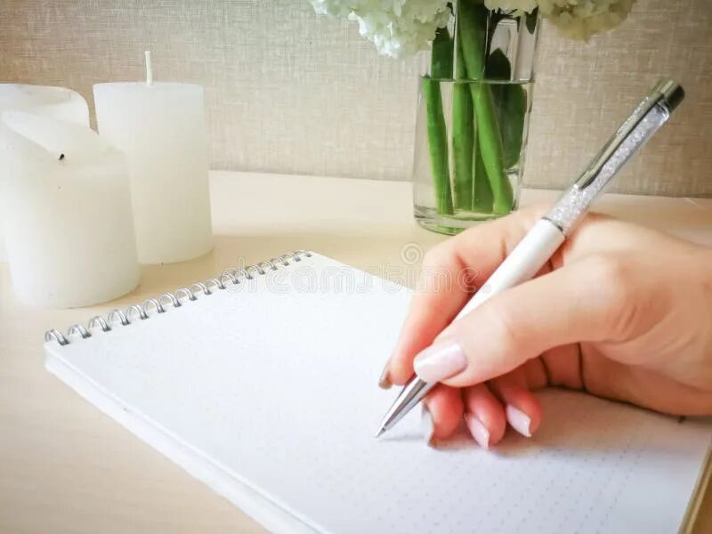 Блокнот и ручка на белом фоне и рука. Banner. Блокнот для записей. Рука с блокнотом и ручкой. Писать ежедневно.