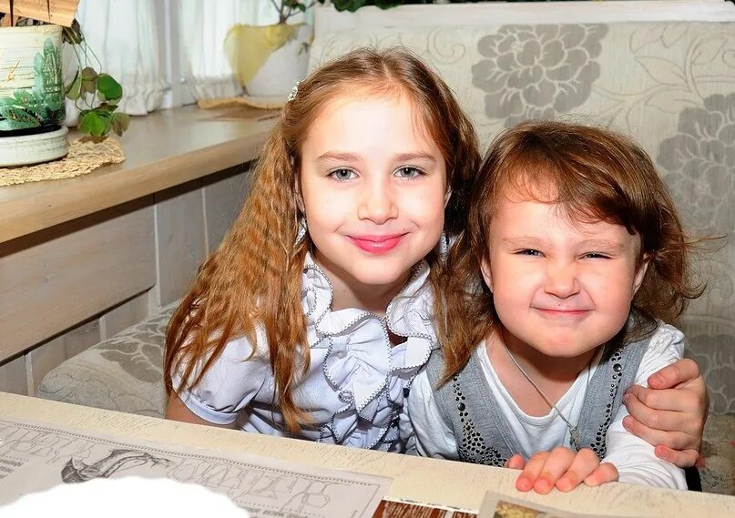 Сестры толмачевы курск. Мы словно две половинки. Мы словно две половинки. Мы словно две половинки. Мы словно две половинки сестры толмачевы.