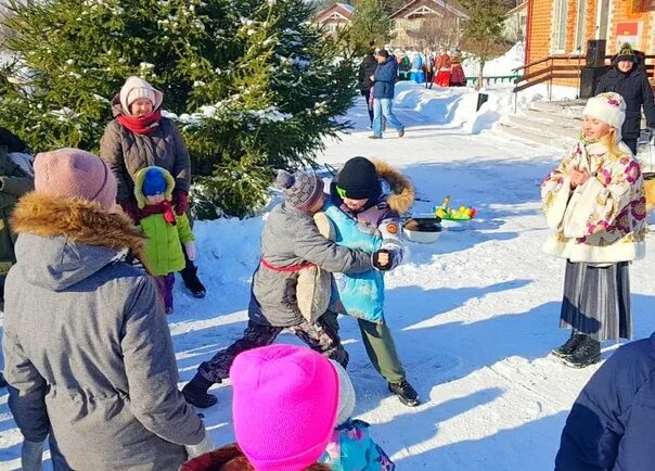 В библиотеке провели масленицу. Конкурс с гирями на Масленицу. Люди гуляют. Конкурс частушек на Масленицу. Какие игры для детей можно провести на Масленицу библиотеке.