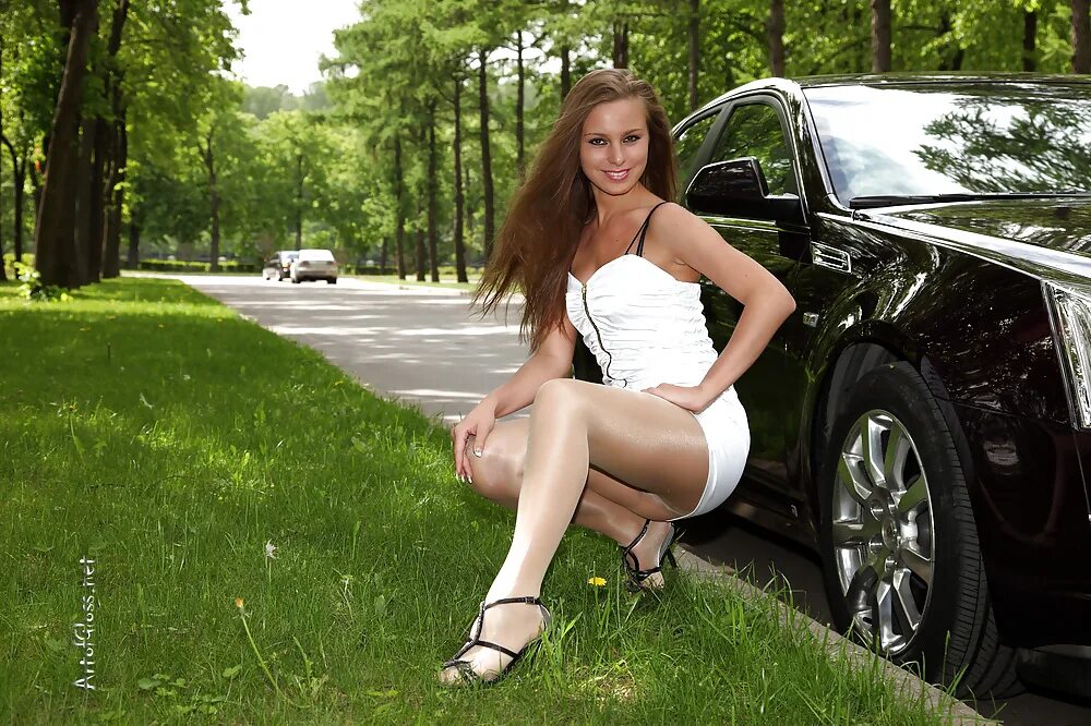 девушки секси в салоне авто. красотка и авто. красивые телочки в мини. девушки в коротких юбках. девушки в колготках и авто.