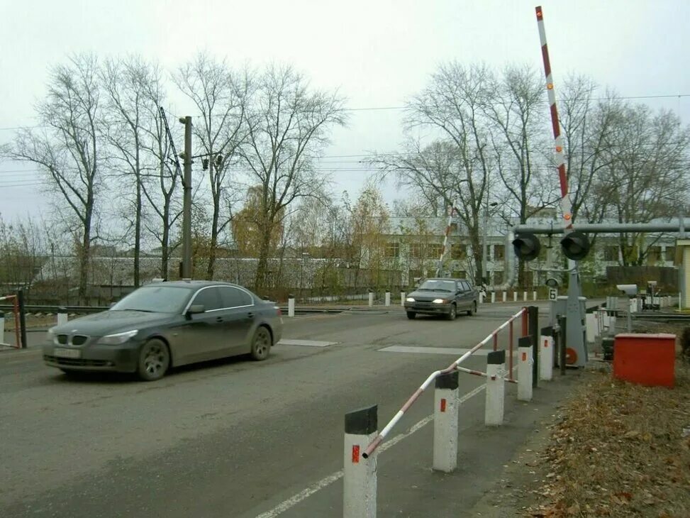 Железнодорожный переезд. Переезд Киров. Железнодорожный переезд Киро. ЖД переезд закрыт. Переехать в киров