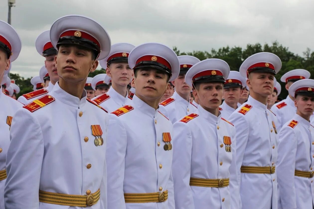 Молодыми погонами с юга дуют. Алые погоны СВУ. Уссурийское Суворовское военное училище. Суворовские Алые погоны.