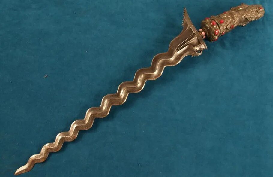 индонезийский меч крис. крис кинжал. ритуальный нож крис. кинжалы-крисы. кинжал индонезийца.