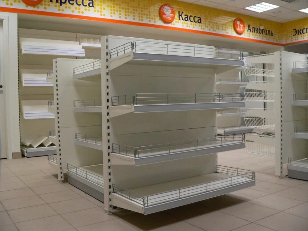 Пристенный стеллаж. Стеллажи для магазина продуктов. Торговые стеллажи из дсп. Стеллажи для строительного магазина. Стеллажи для магазина.