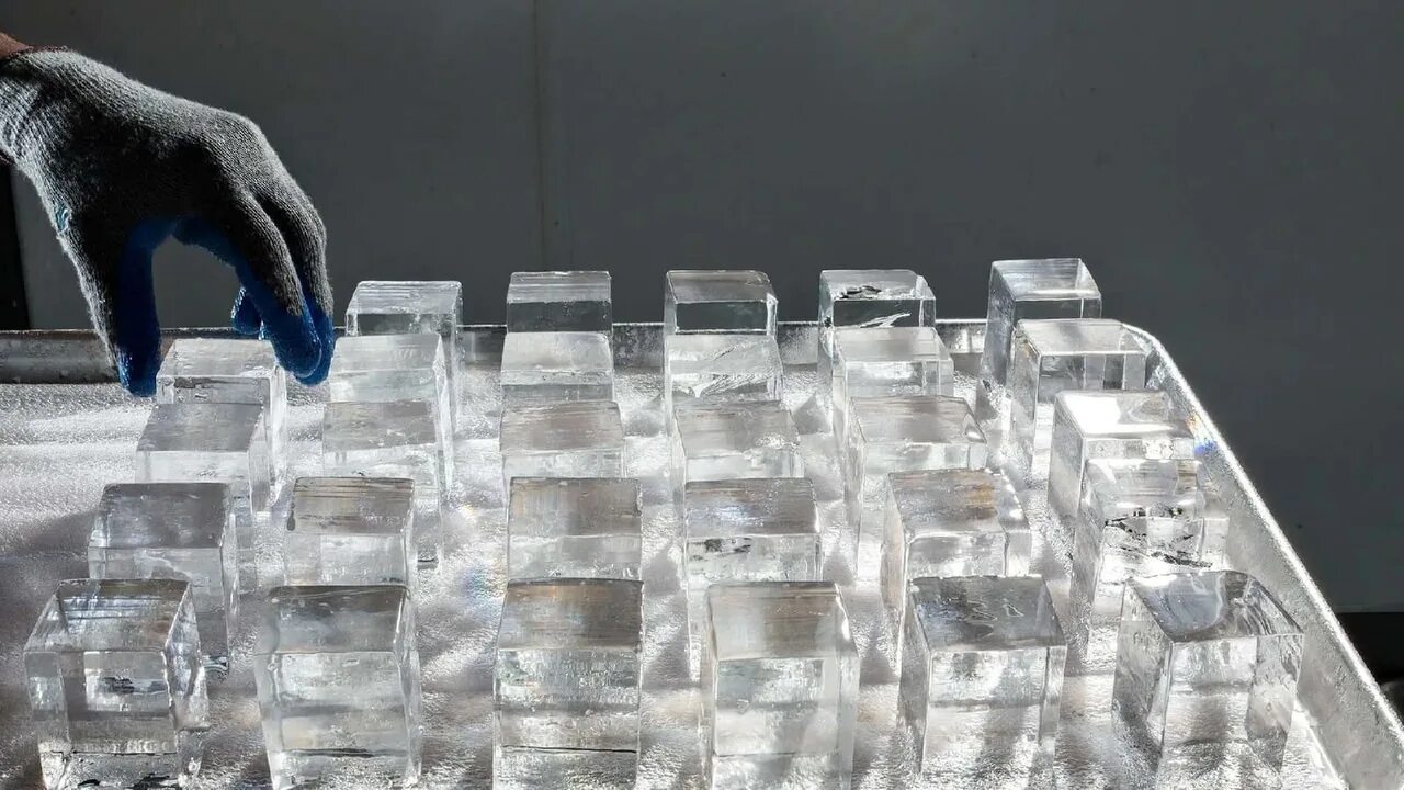 Прозрачный лед для коктейлей. Кубики льда. Напитки со льдом. Коктейль со льдом. При изготовлении льда