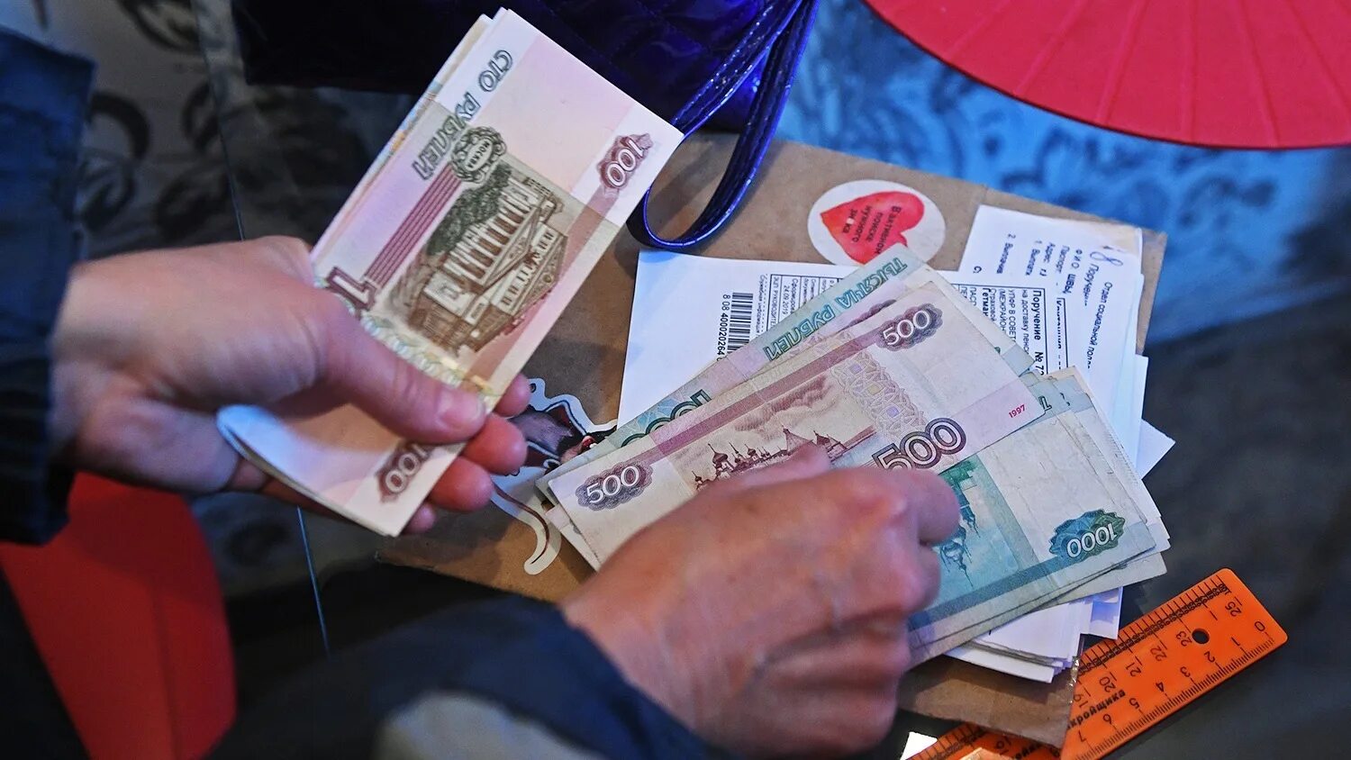 Январь 2025 повышение бюджетникам. Выплата пенсий. повышение пенсии. деньги инвалидам. социальные выплаты.