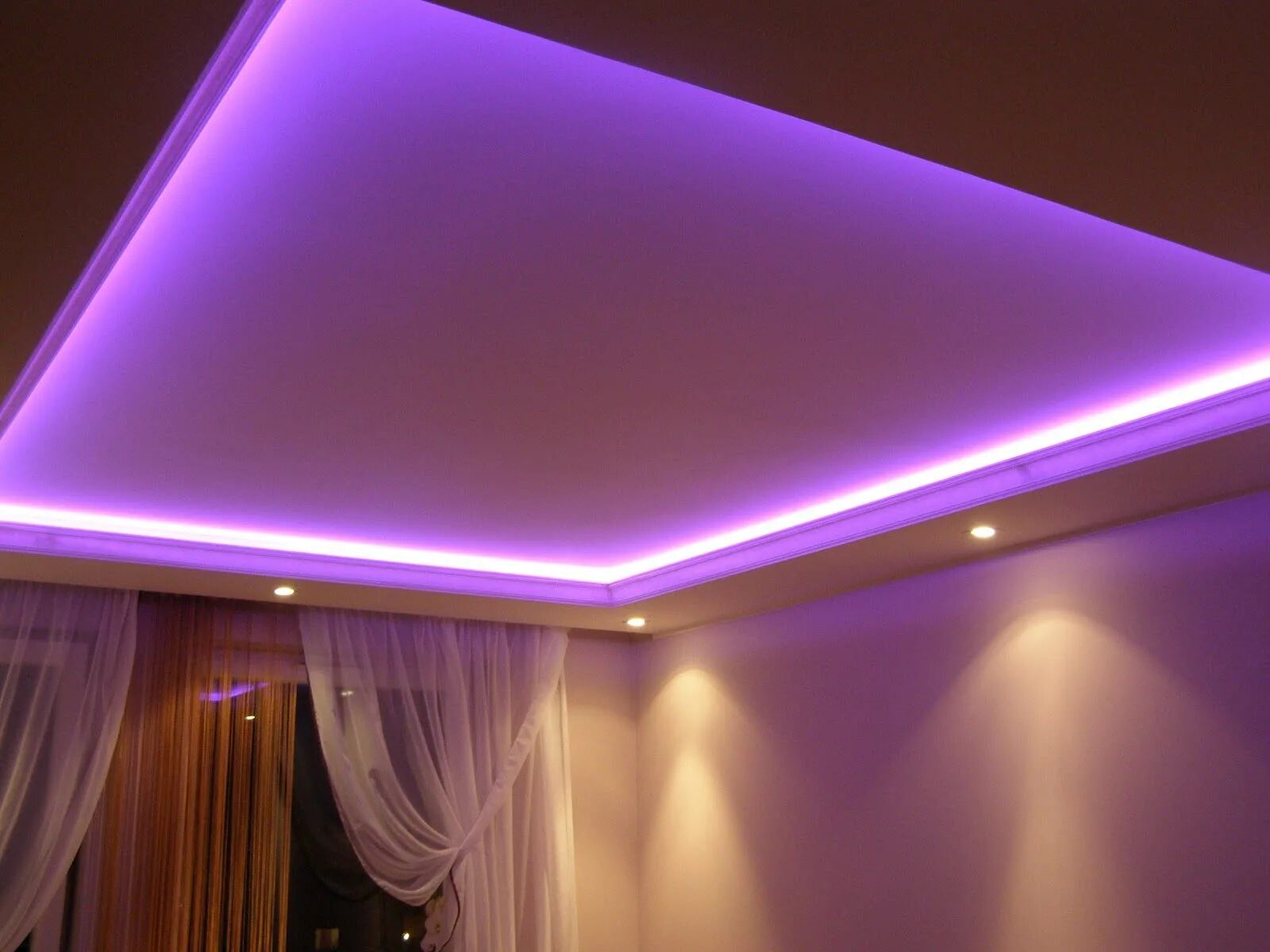 люстра led ceiling lamp 4. потолок с подсветкой. комната с подсветкой. диодное освещение потолка. рф.