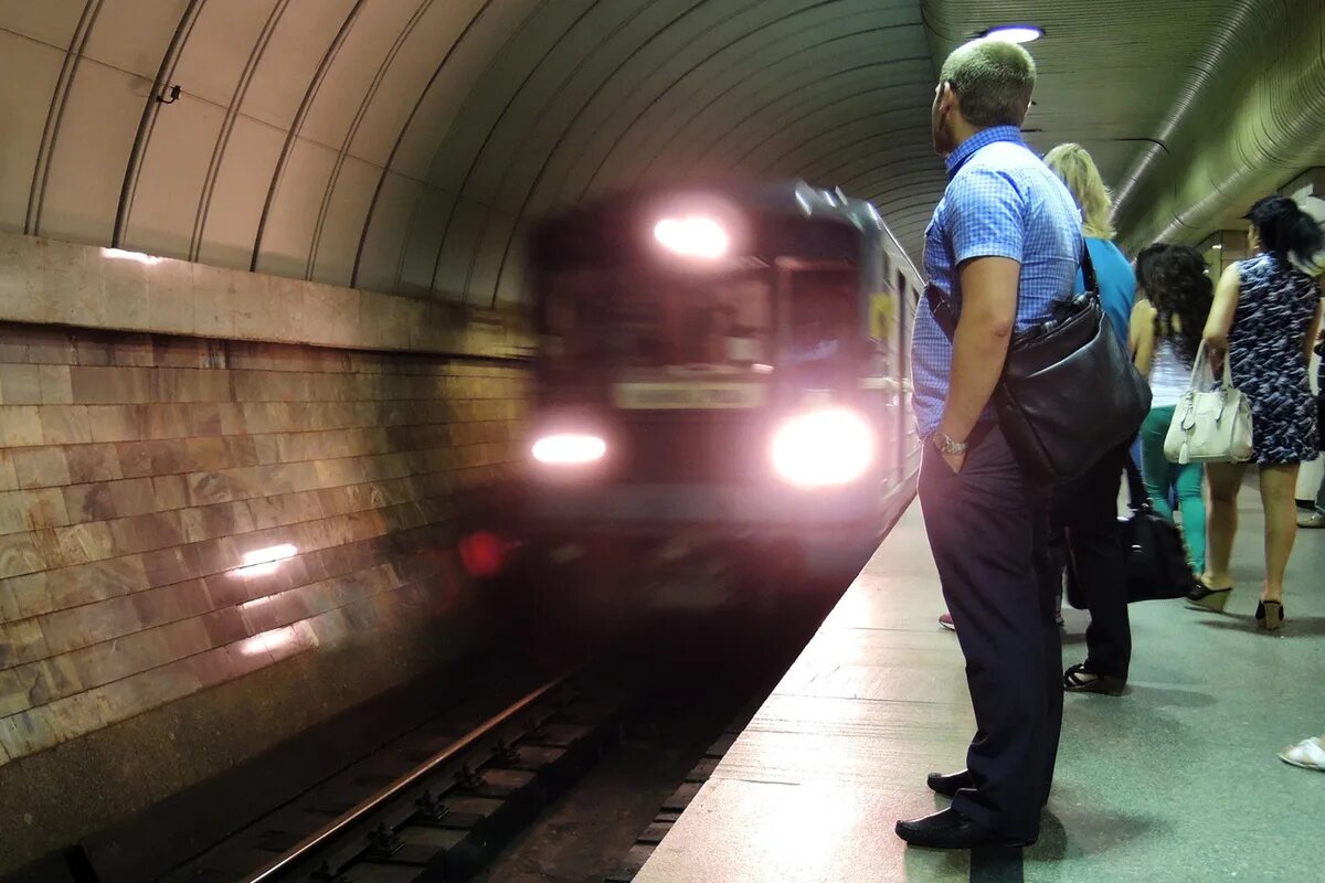 Нарушение правил метрополитена. Безопасность в метрополитене. Опасные ситуации в метро. Опасное метро. Опасности в метрополитене.