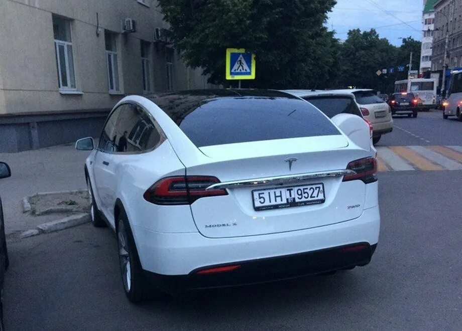 В воронеже замечен. Тесла в Воронеже. Автосалон Тесла в Воронеже. Воронеж Тесла машина. Тесла в Воронеже на украинских номерах.