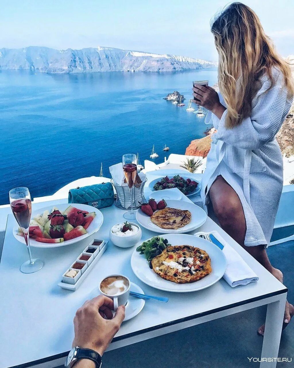 Столик у моря. Завтрак с видом на море. Красивый завтрак с видом. Завтрак в отеле на море. Ужин отдых
