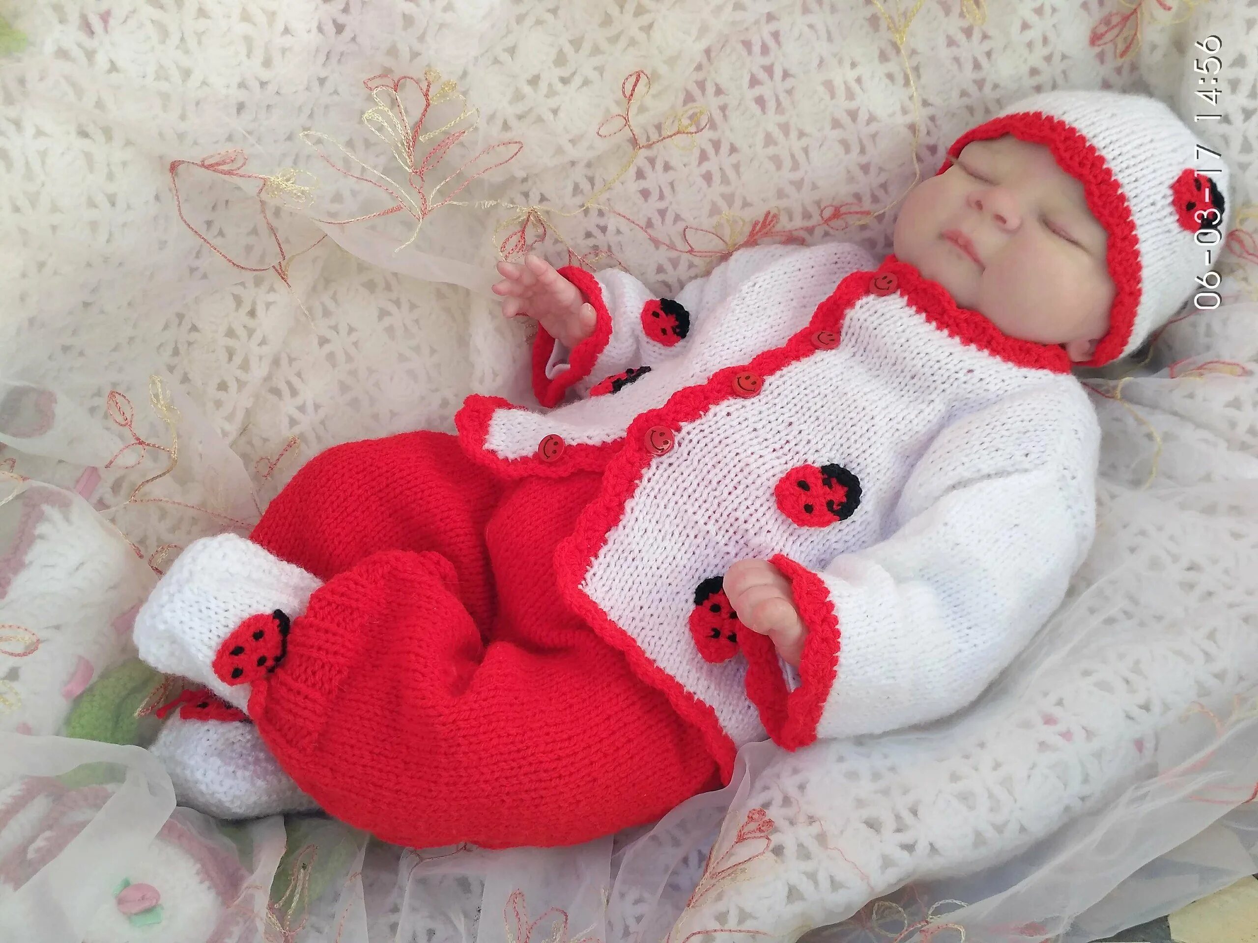 вязаные комбезики для новорожденных спицами. костюмчики для новорожденных. вязаные вещи для новорожденных. вязаный комбинезон для новорожденных спицами. вязаные вещи для новорожденных.