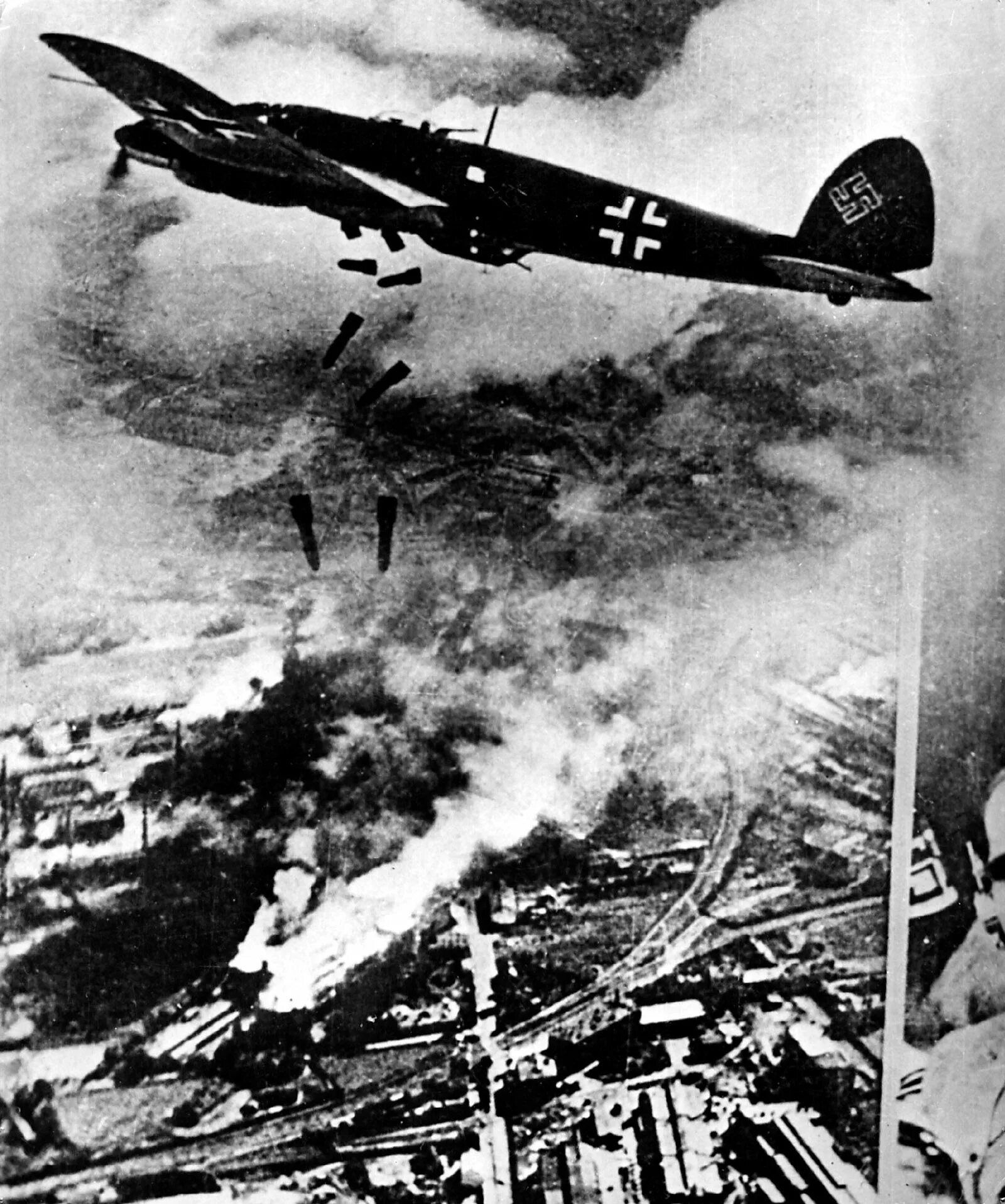 Junkers ju 87 сталинград. Битва за британию 1940. Фашистские самолеты бомбят блокадный ленинград. Фашистские самолеты бомбят блокадный ленинград. Самолеты люфтваффе 1941.