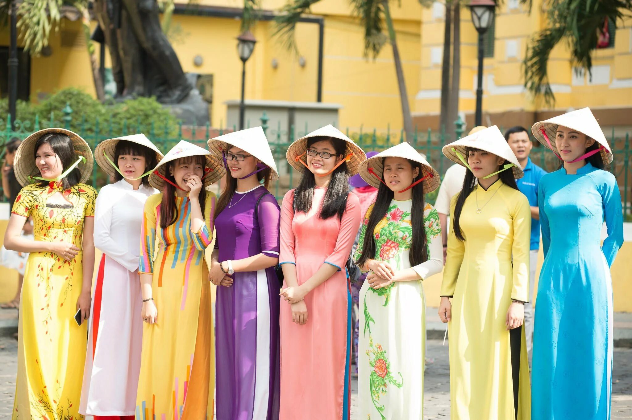 Mandarin travel logo. Вьетнам люди. Viet events. Viet events. Национальный костюм вьетнама аозай костюм.