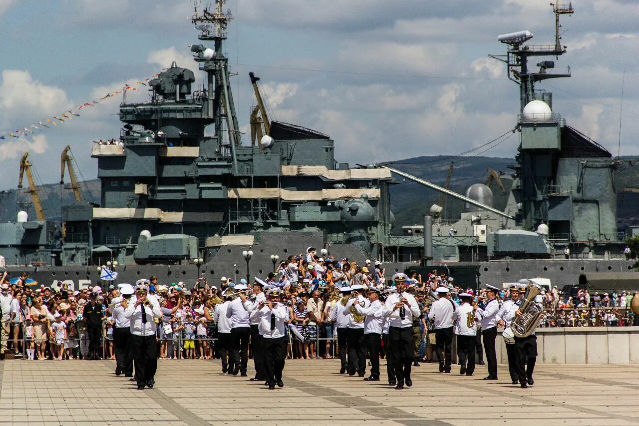 Армейский новороссийск. День ВМФ Новороссийск. Новороссийск парад военно морского флота. Морской флот Новороссийск. Военный морской флот Новороссийск.