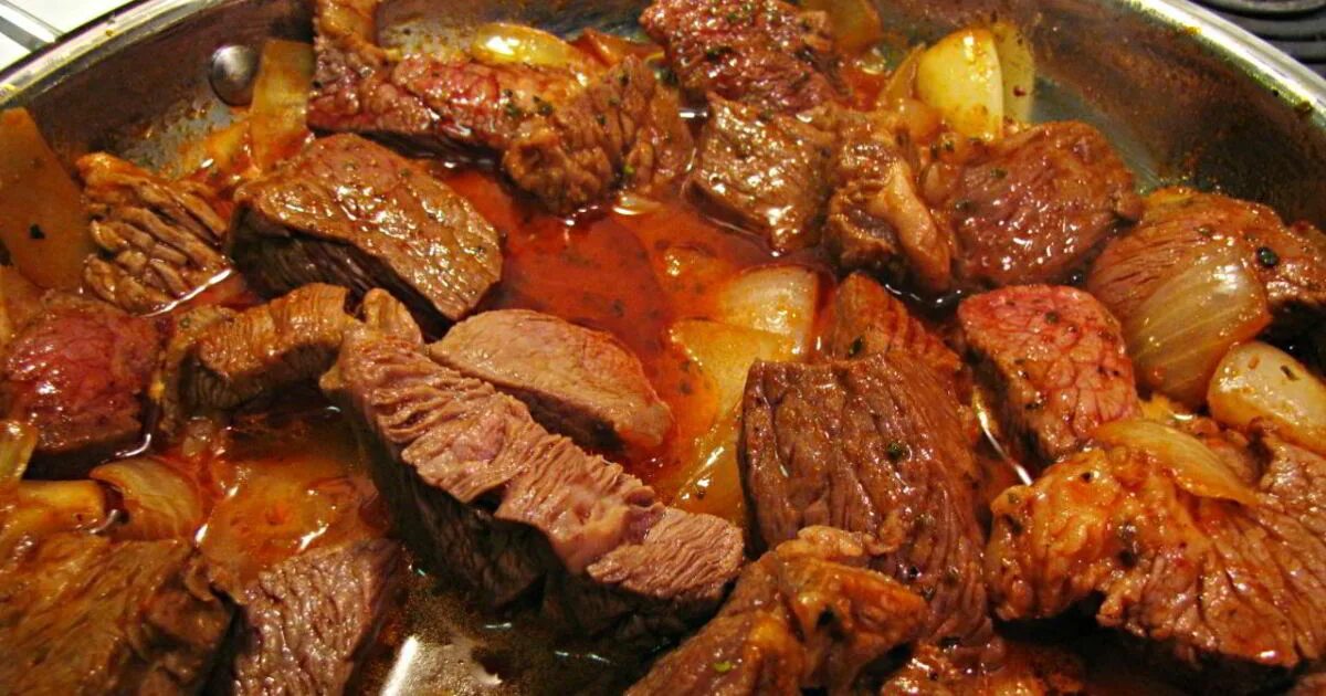 Томленая говядина с овощами в казане. Роти с говядиной. Говядина по абхазски. Говядина с овощами в казане. Тушеное мясо.