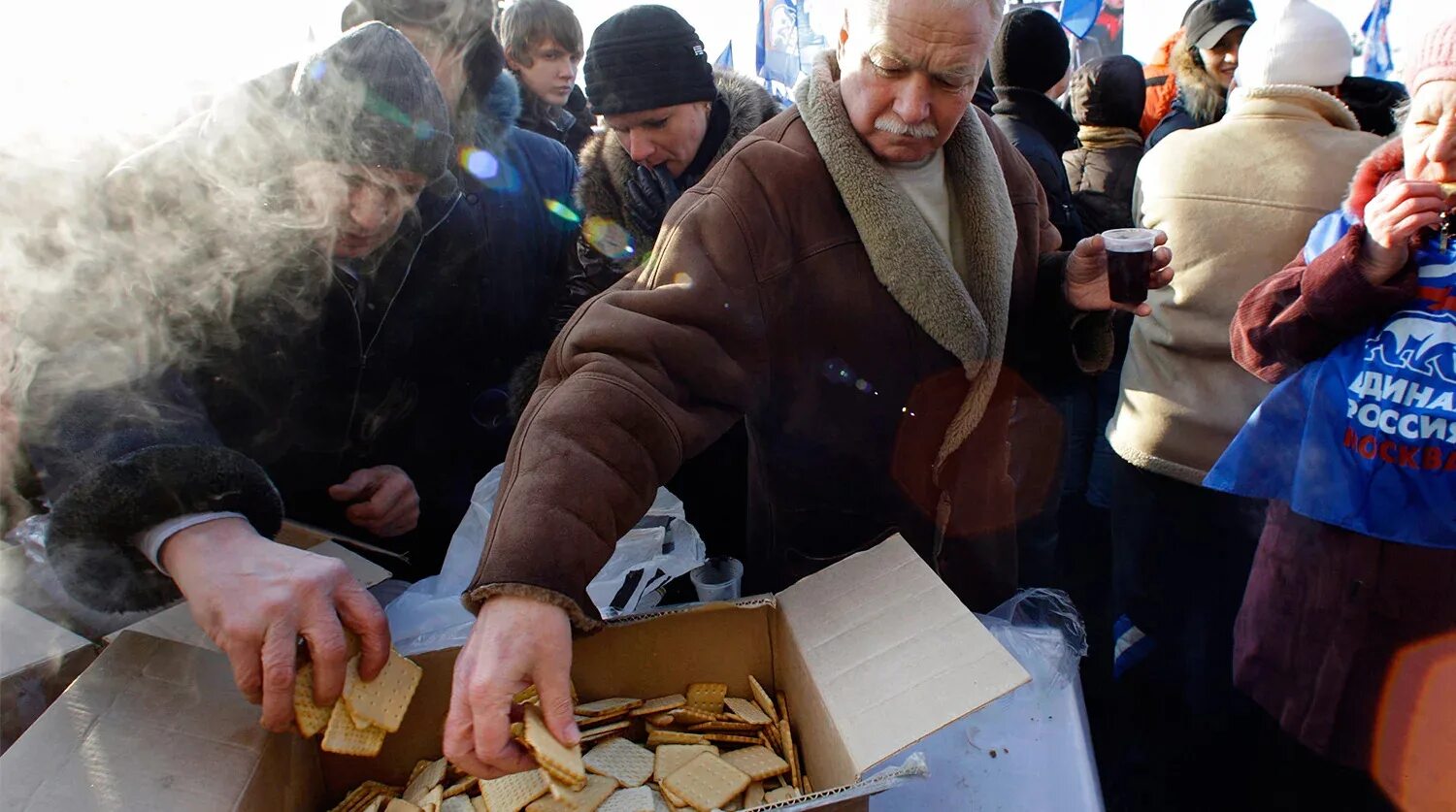 Пенсионерам к выборам президента. Нищие россияне. Нищета россиян. Нищая Россия. Бедная Россия.