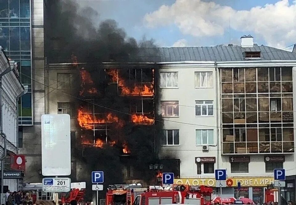 Что случилось в екб. Сгоревшее здание в центре Екатеринбурга. Пожар Екатеринбург сейчас. Вильского 16 пожар. Горит торговый центр Екатеринбурга.