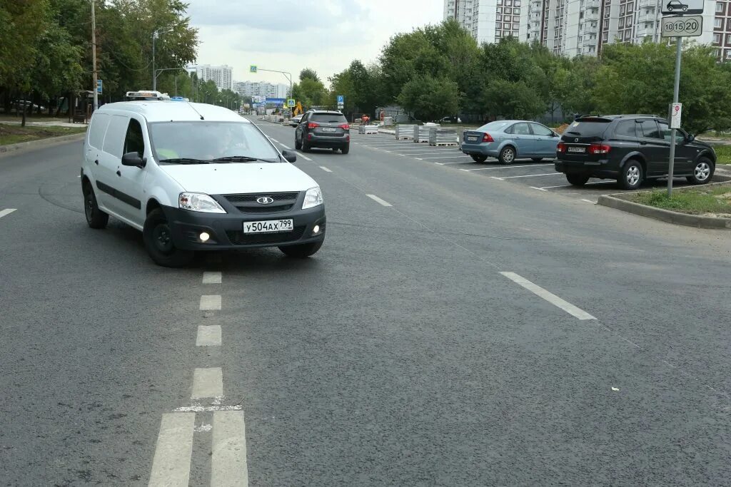 Дорожная разметка выезд со двора. Пешеходы при выезде со двора. Помеха справа дворовая территория. ПДД выезд со двора преимущество у кого. Преимущество выезда со двора