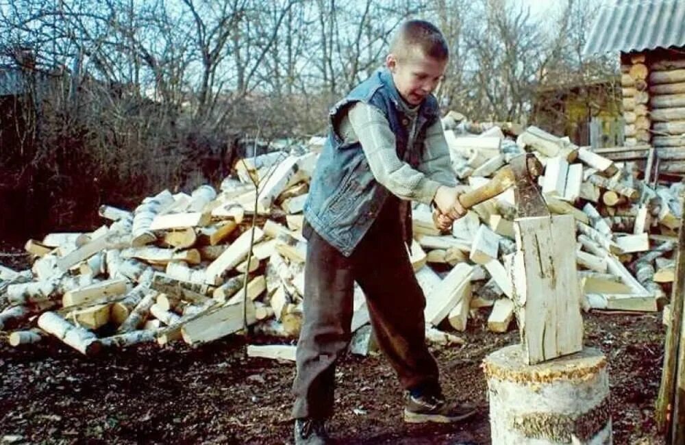 Рубить дрова. Рубка дров. Мальчик колет дрова. Они колят дрова