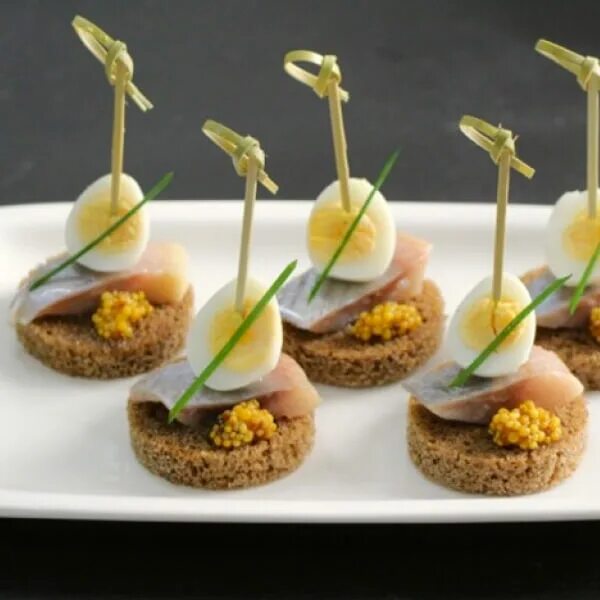 канапе с перепелиными яйцами. канапе с горбушей и перепелиными яйцами. канапе с перепелиными яйцами. канапе с перепелиными яйцами и черри. канапе из перепелиных яиц.