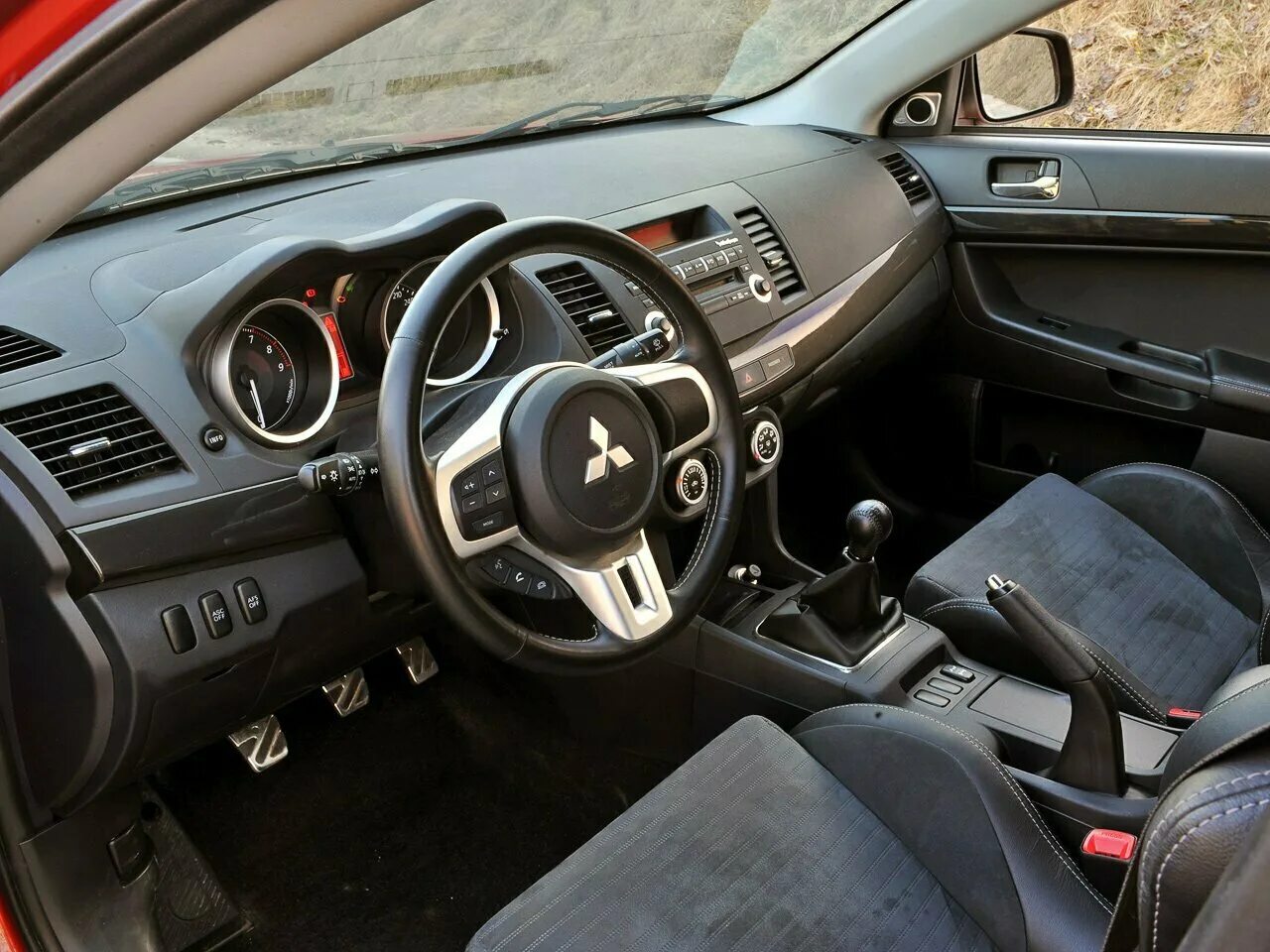 Лансер 10 комплектации. Митсубиси лансер 10 2.0 салон. lancer evolution 10 салон. митсубиси эволюшн 10 салон. митсубиси лансер 10 максимальная комплектация.