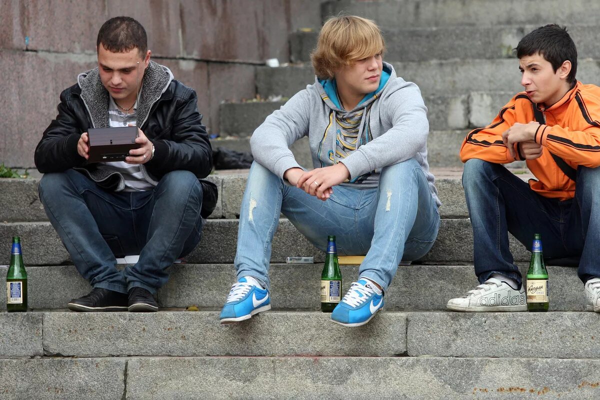 Современная молодежь. Группа подростков на улице. Три подростка. Плохая молодежь. Русские молодые в группе