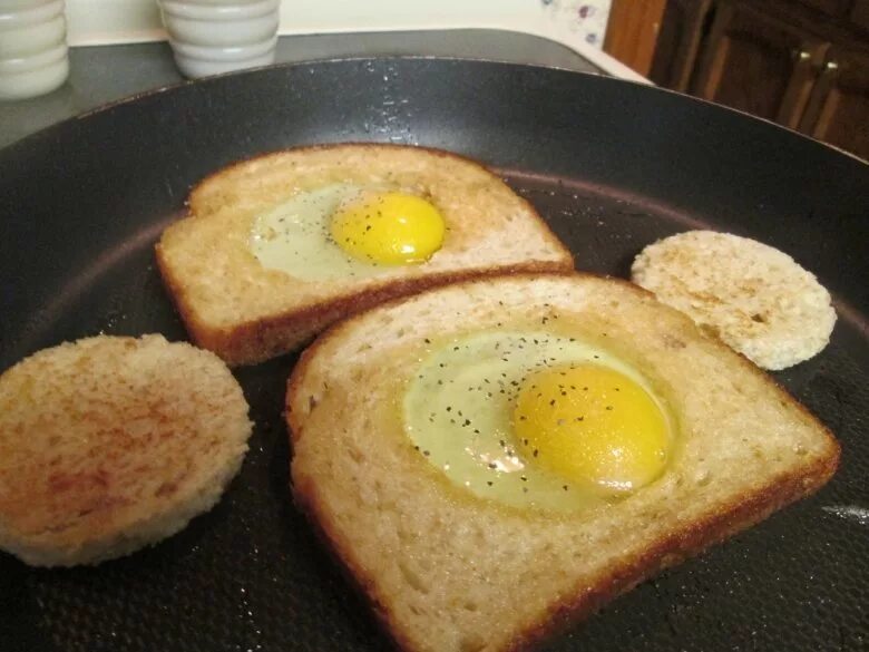 Яйцо в хлебе. Завтрак с яйцом и хлебом. Яичница с хлебом на сковороде. Яичница в хлебе. Тостовый хлеб с яйцом на сковороде