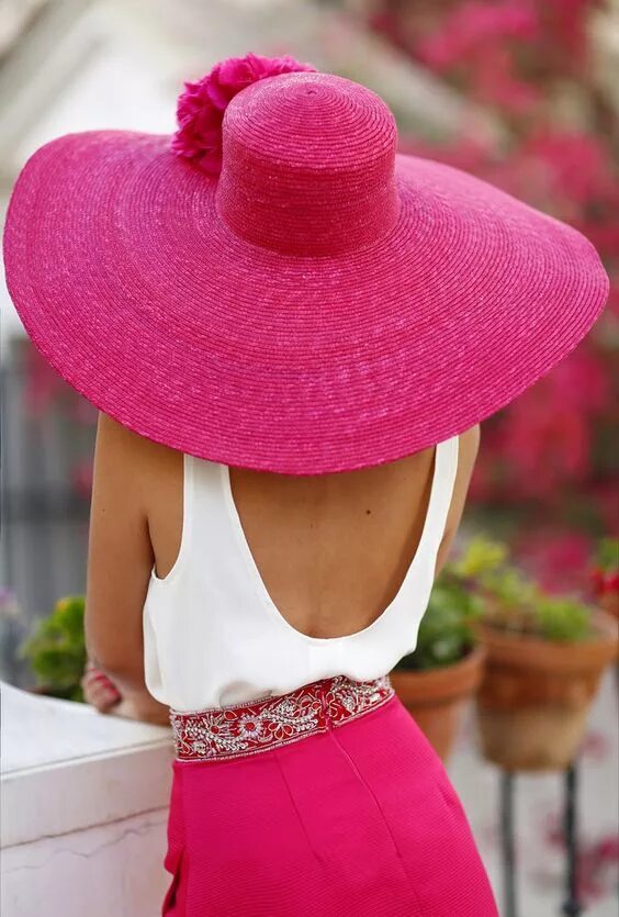 Девушка в шляпе. Девушка в большой шляпе. Розовая шляпа. Шляпа с цветами.