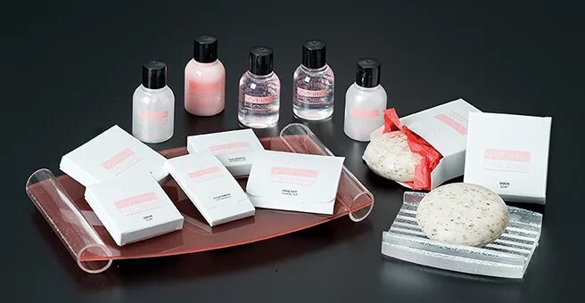 Мини косметика для отелей. Фирменный стиль азимут отель. Индивидуальные предметы личной гигиены. Набором туалетных принадлежностей в гостинице. Гигиенический набор для гостиниц.