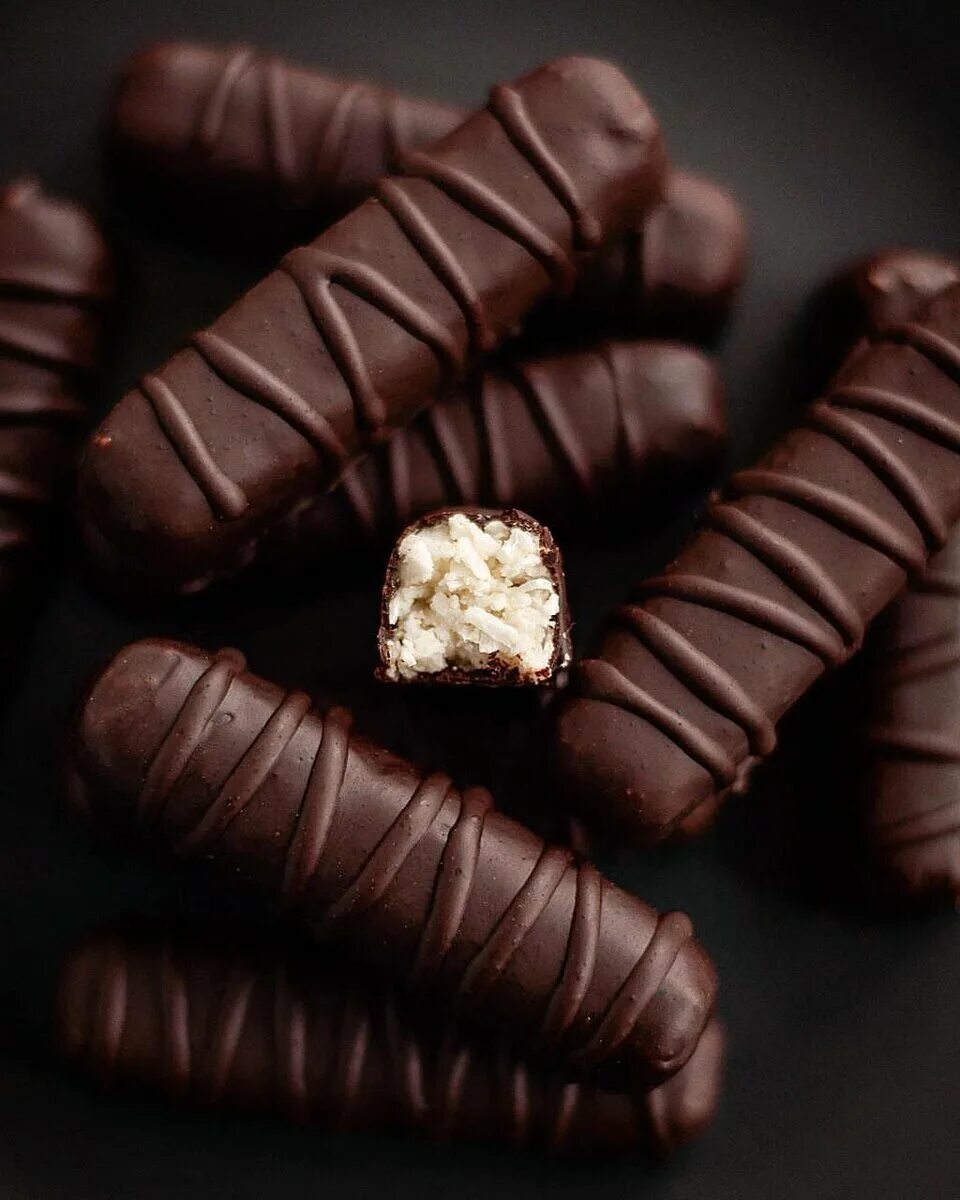 шоколад без фона. шоколад арт. шоколадки вредные продукты. шоколадные конфеты. шоколад.