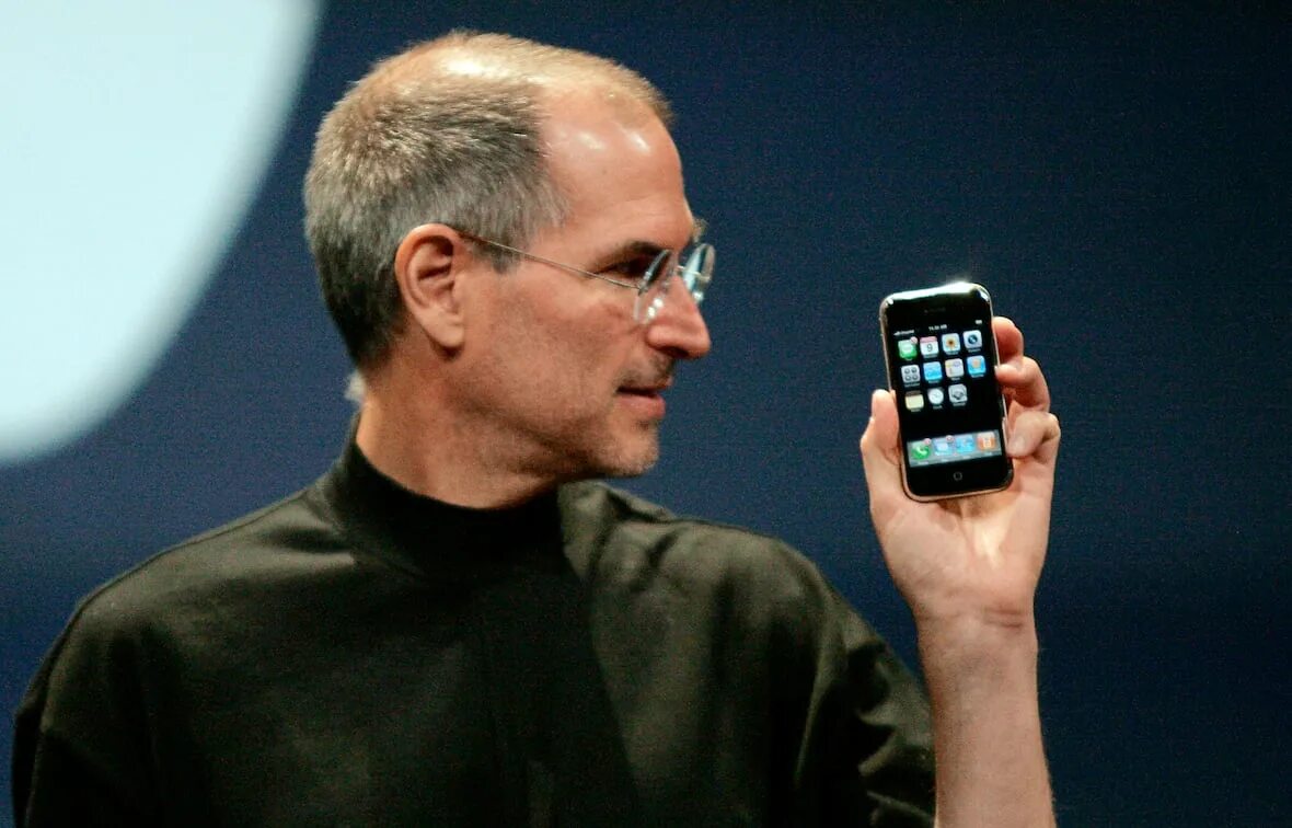 Первый iphone год выпуска. Стив Джобс 2007. Стив Джобс айфон 2007. Iphone 2007 Стива Джобса. Стив Джобс айфон 2g.
