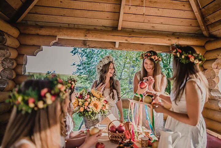 Фотосессия в русском стиле. Русский девичник женщин. Девичник в стиле эко. Вечеринка в русском народном стиле костюм. Русский девичник женщин.