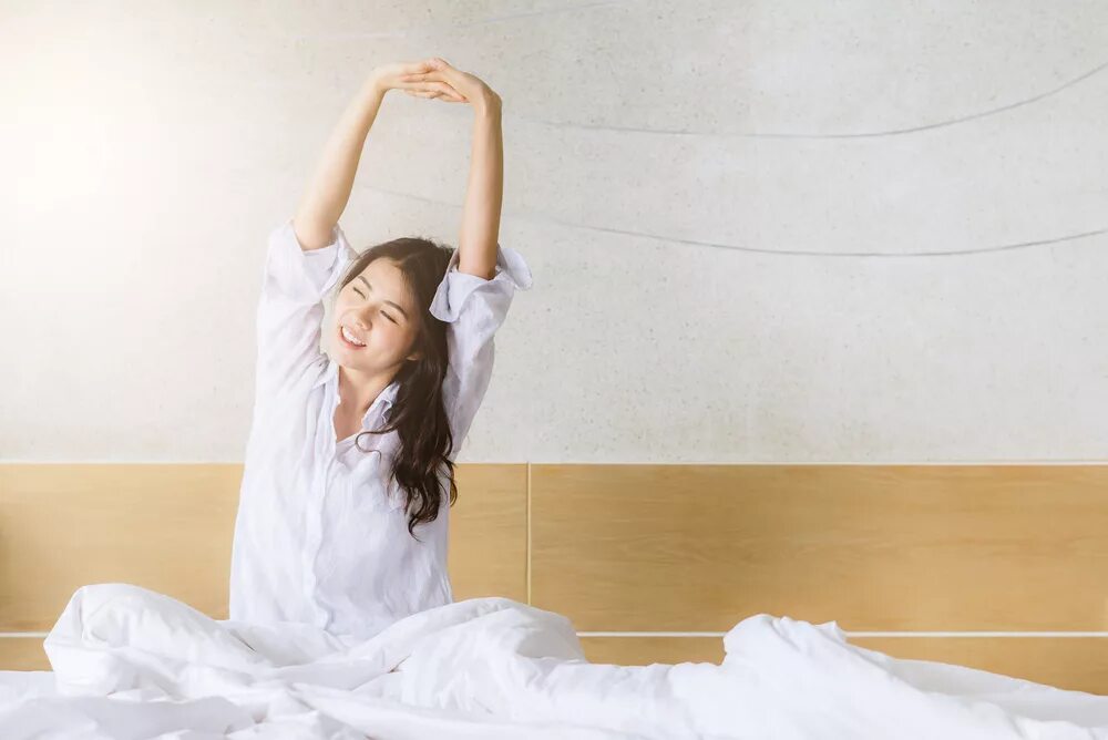 Who does get up. Девушка проснулась. Девушка потягивается. Человек просыпается. Вставать с постели.